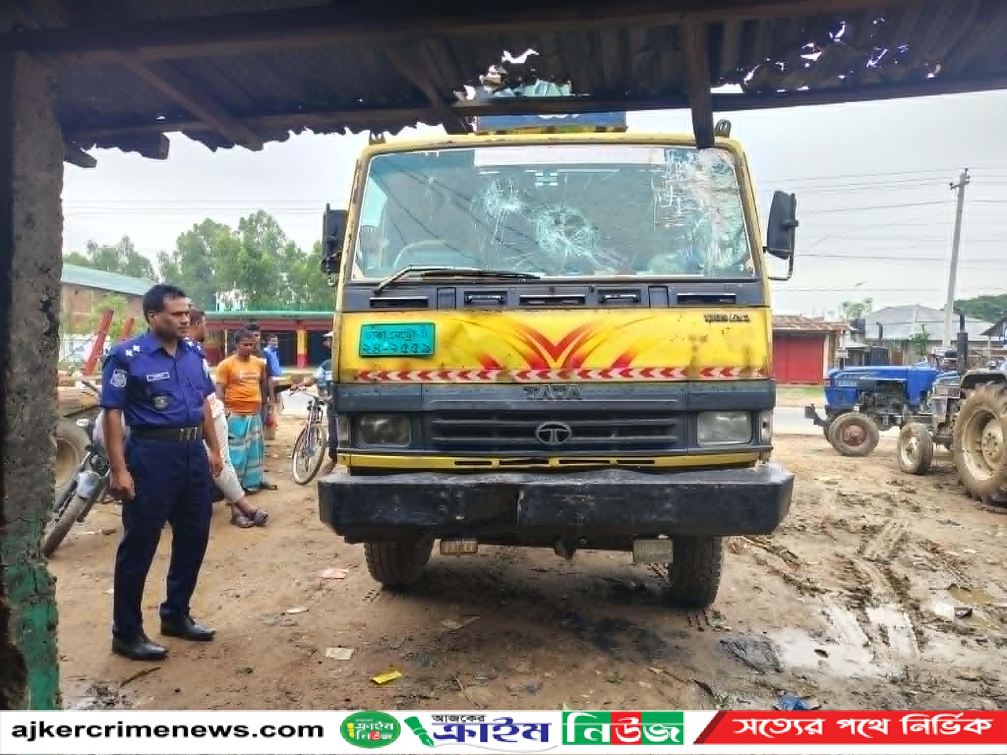 ঘোড়াঘাটে ট্রাকের চাপায় প্রাণ গেল ৩ যুবকের